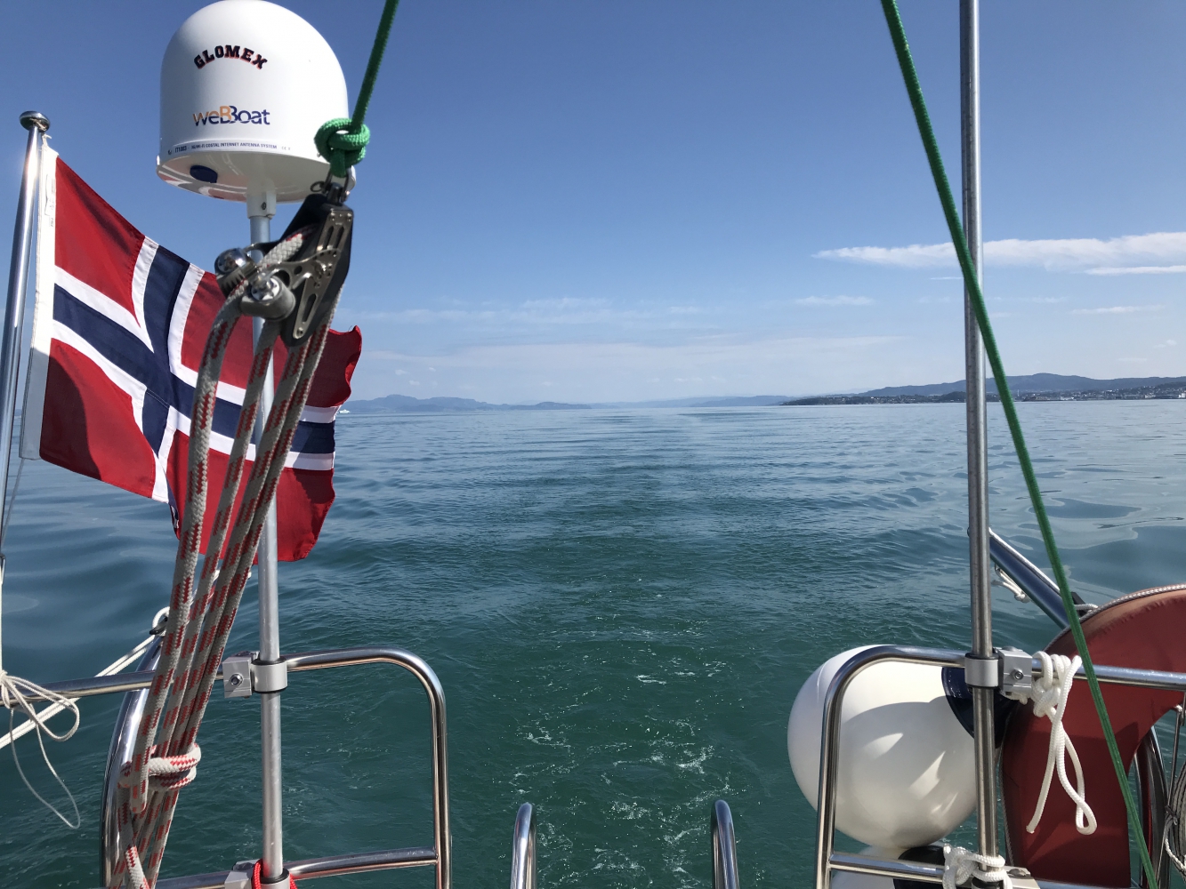 Blikkstille på fjorden, forbi Munkholmen