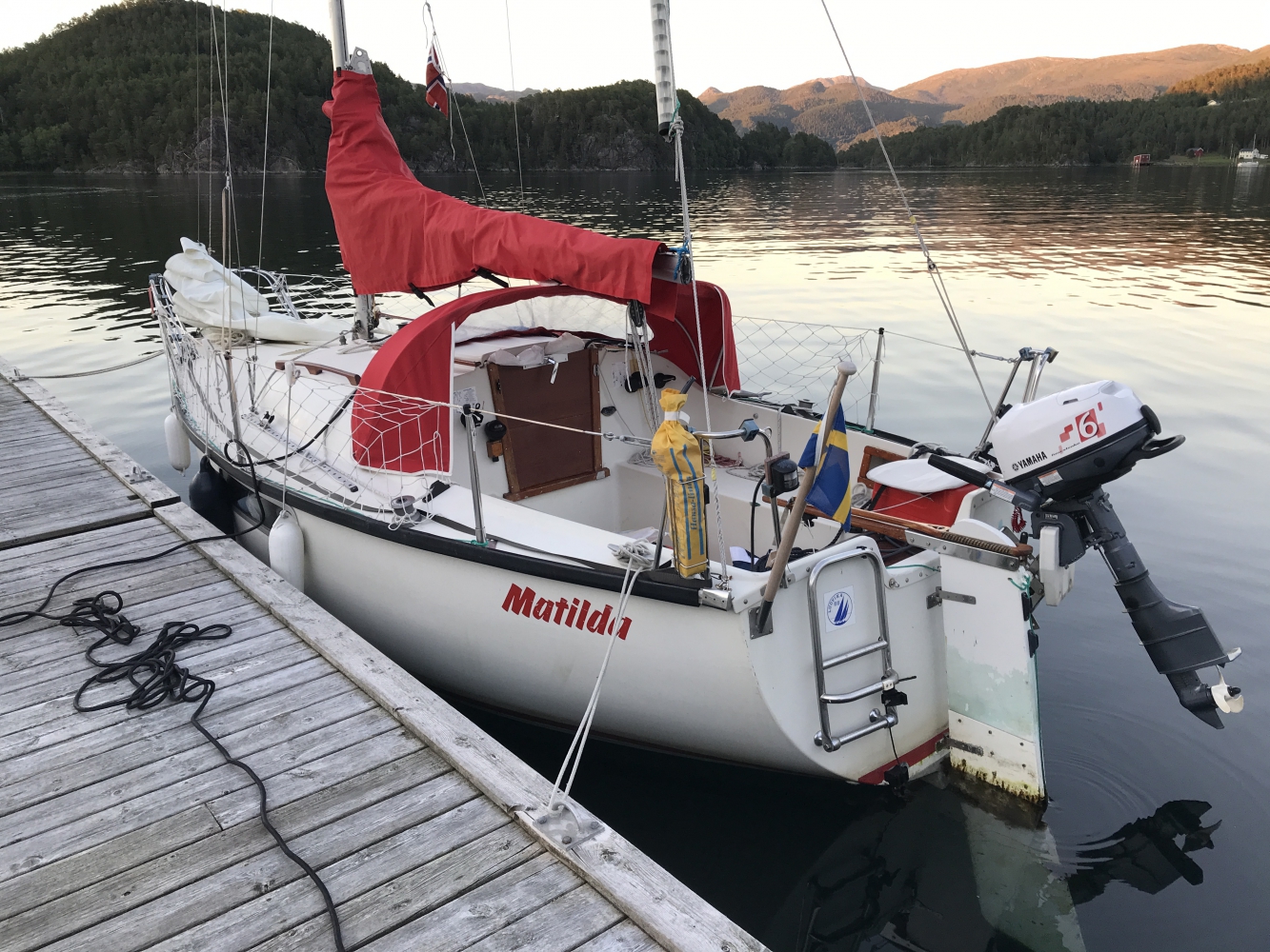vensk 85-90-åring i en Albin 57, knappe 19 fot.